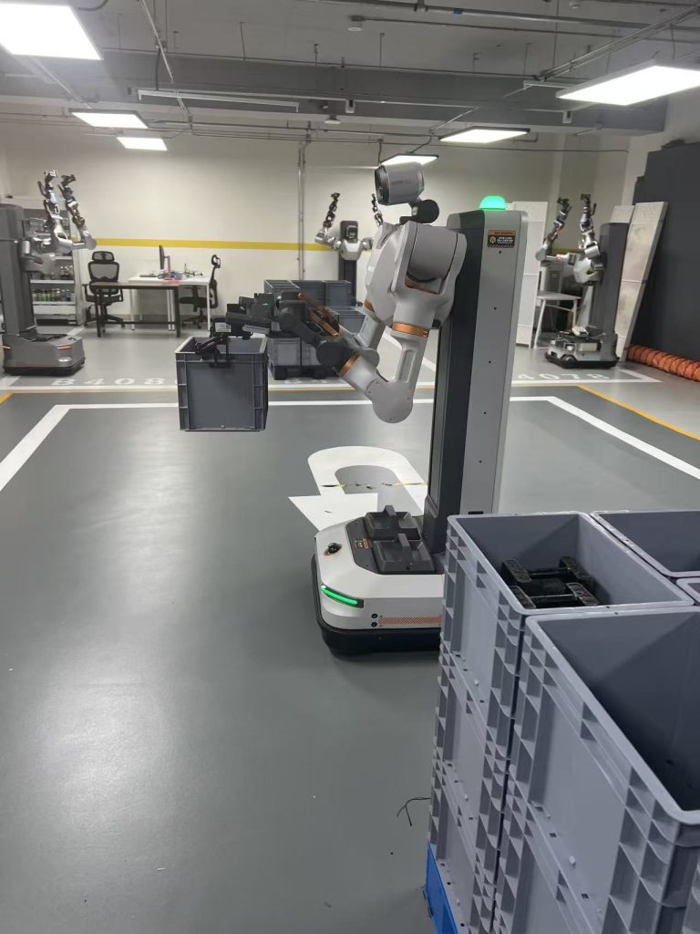 银河通用机器人在现场展示重物搬运能力