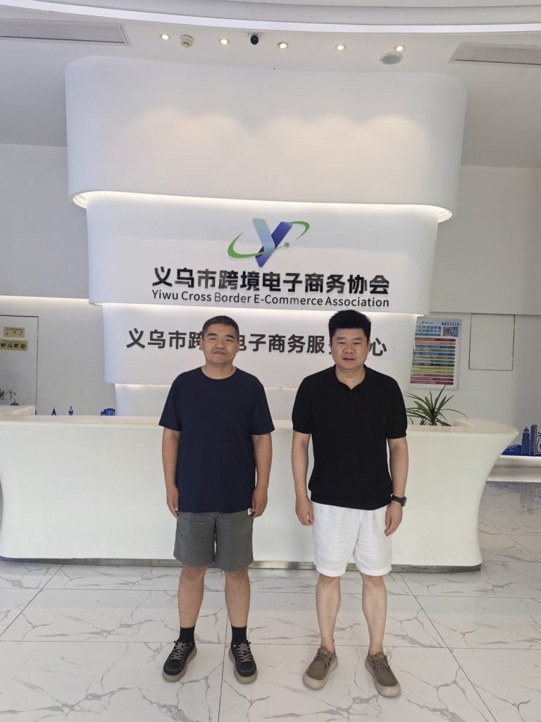 郭彦景(左)在义乌市跨境电子商务协会交流